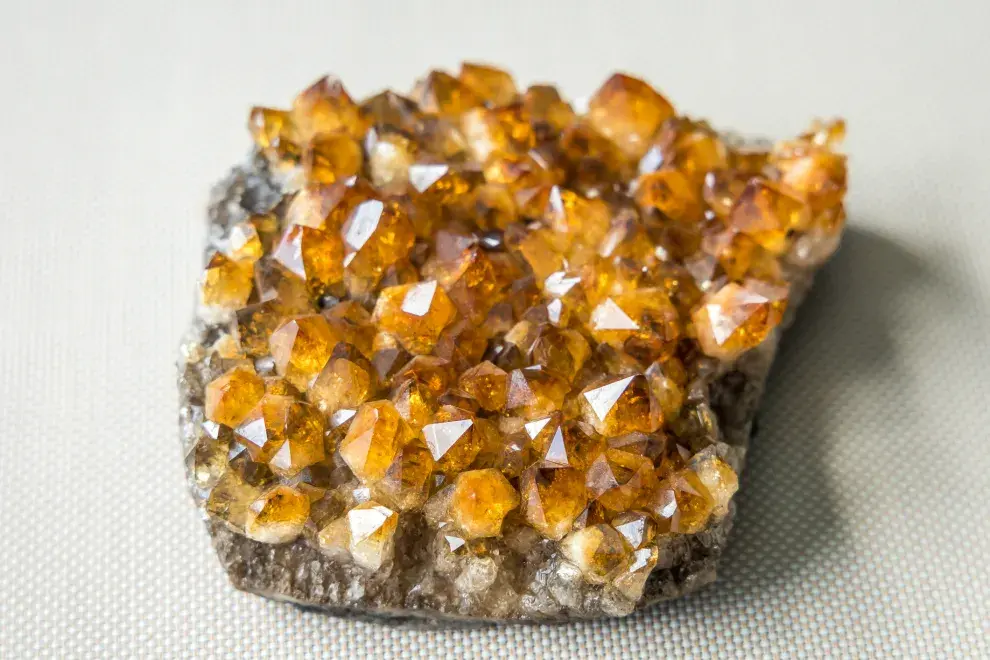 Cuarzo ahumado: cómo podés usar las piedras naturales para neutralizar la ansiedad.