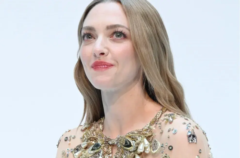 Amanda Seyfried sorprende con su vestido transparente en Shanghai.