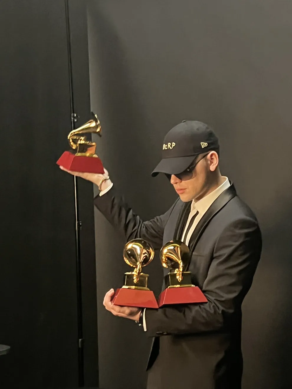 Bizarrap mostrando sus galardones en los Latin Grammy 2023.