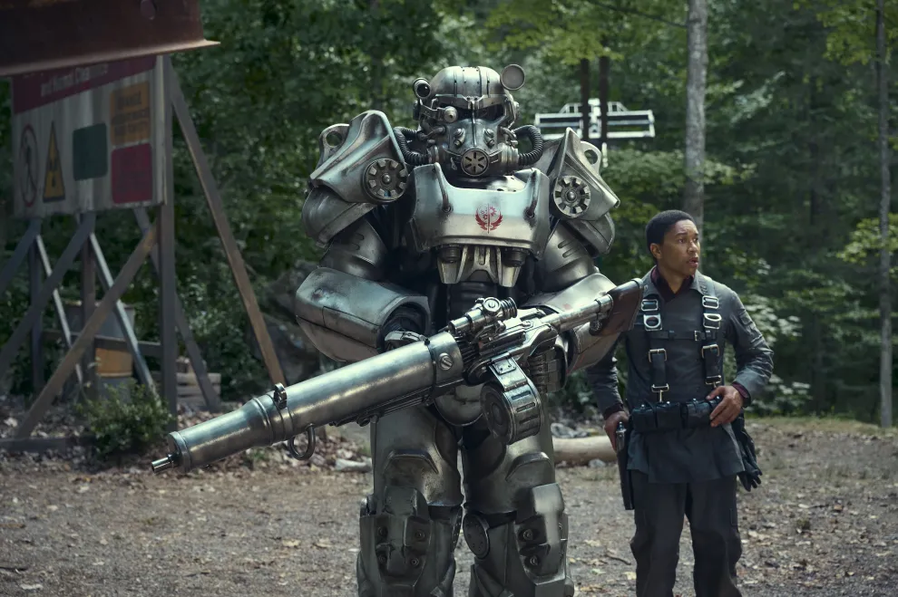 Power Suit y Aaron Moten como Maximus en Fallout.