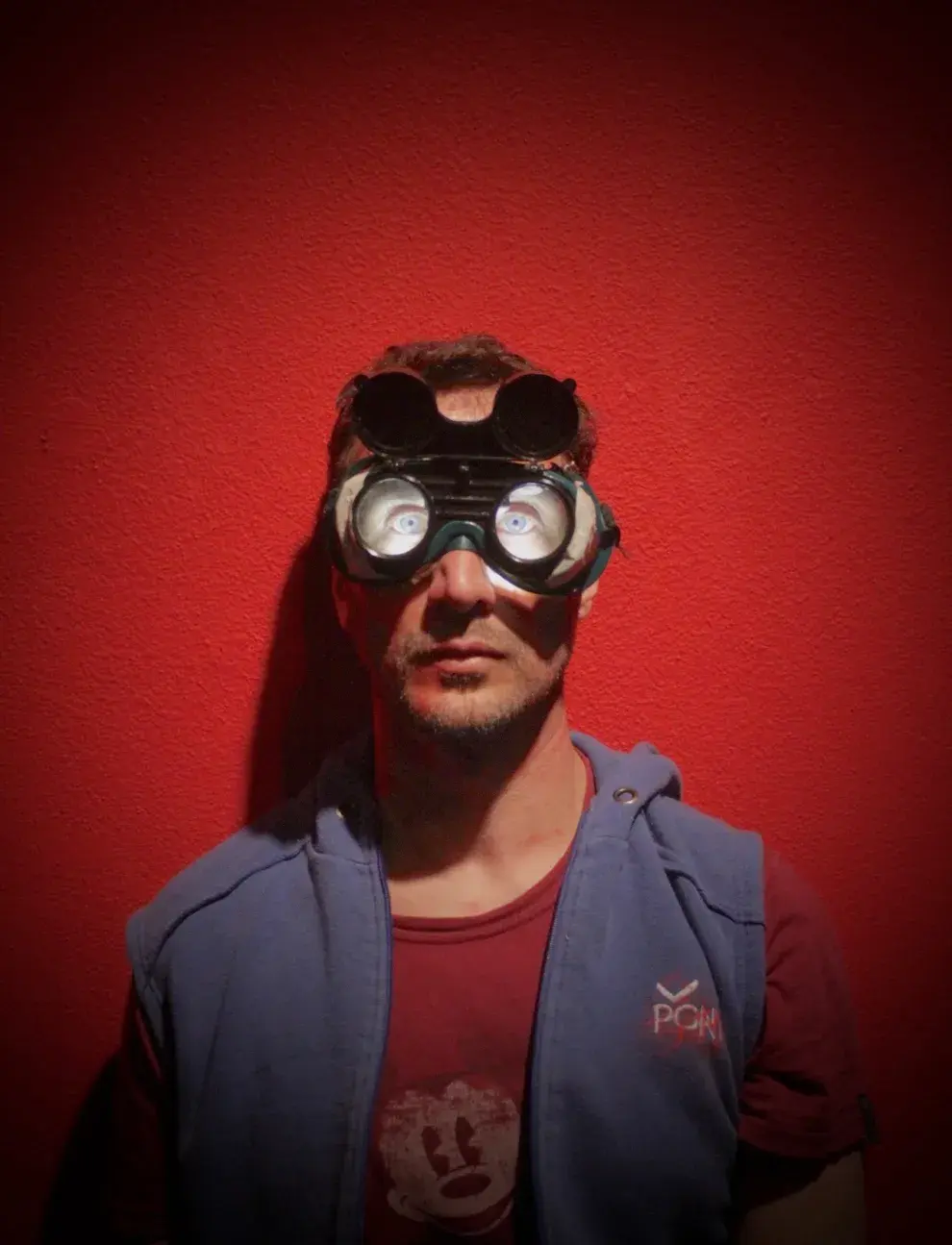 Con tan solo 6 funciones, Luciano Cáceres protagoniza "Muerde" en Moscú Teatro.