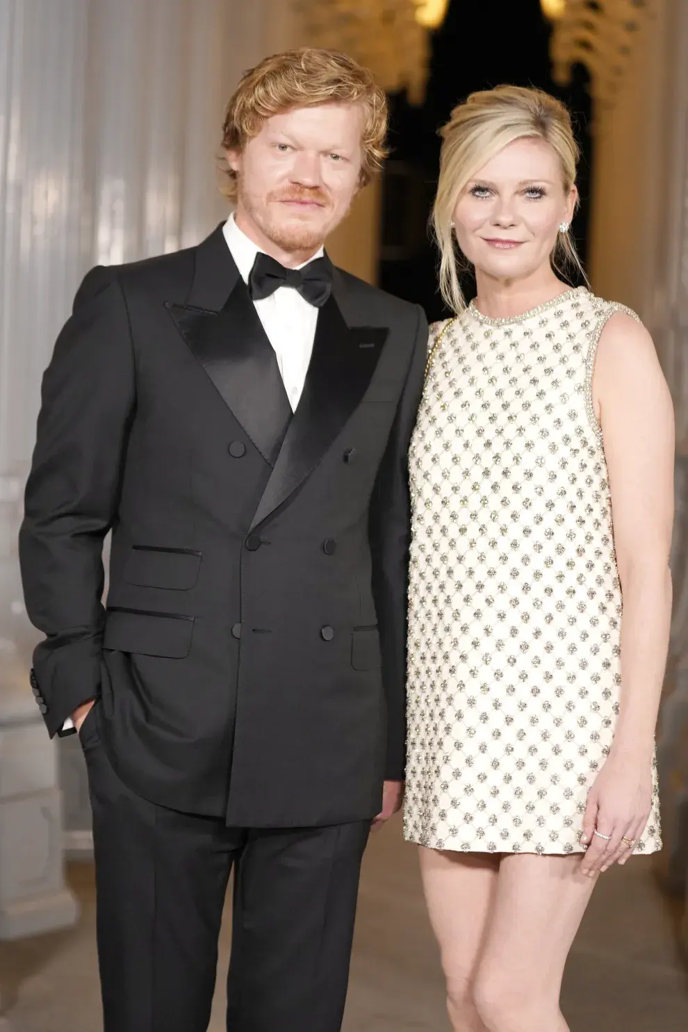 Una de las parejas más queridas de Hollywood, Jesse Plemons y Kirsten Dunst, vestidos de Gucci, en la Gala LACMA Art+Film 2023.