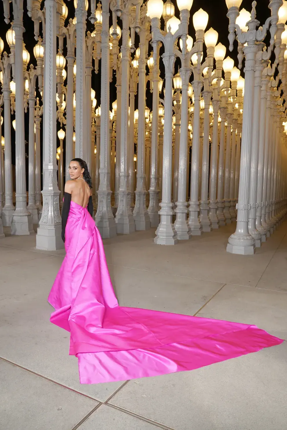 Kim Kardashian con un vestido rosa de larga cola en la Gala LACMA Art+Film 2023.