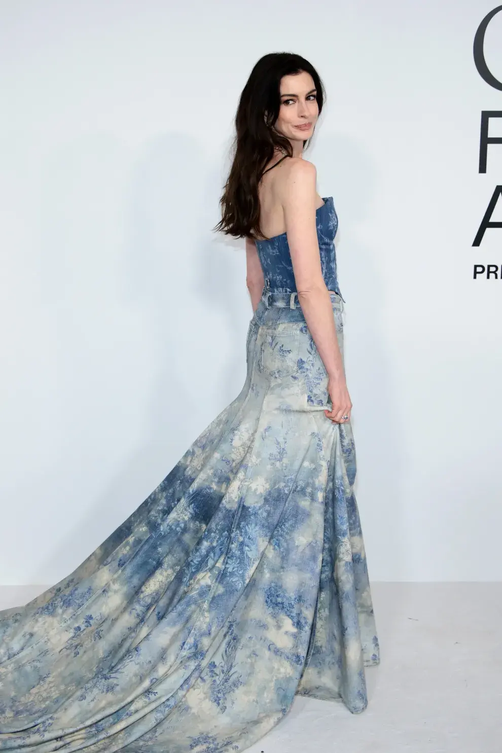 Anne Hathaway y su look full denim.