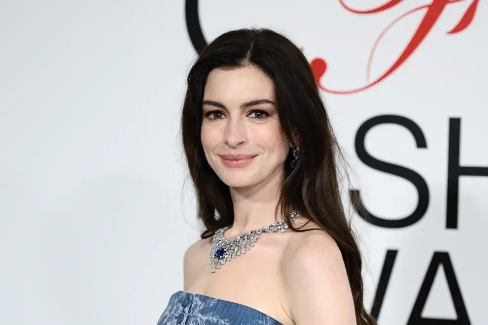 Anne Hathaway eligió un look full denim para su última alfombra roja.