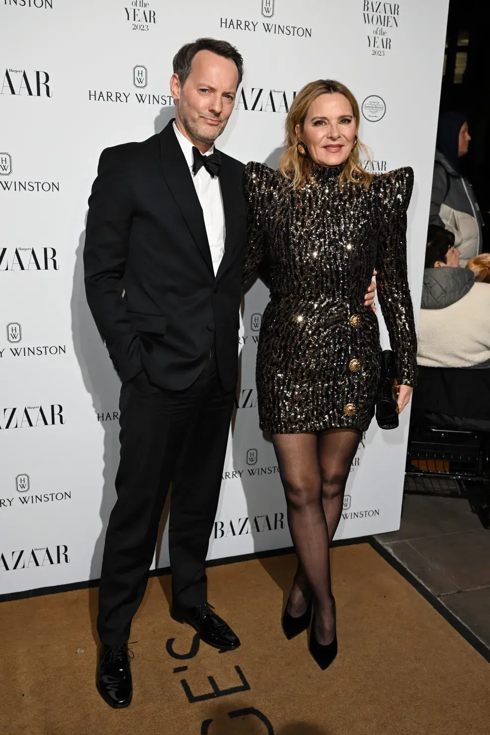 Kim Cattrall y su pareja en los premios Harper's Bazaar Women Of The Year 2023.