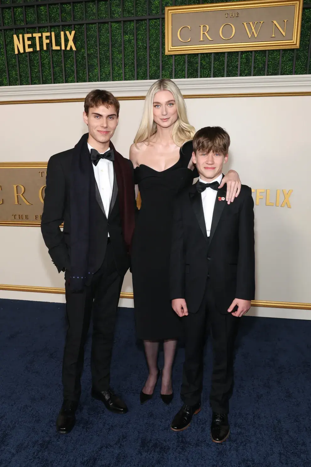 Elizabeth Debicki, Rufus Kampa y Fflyn Edwards en la premiere de la temporada final de The Crown.