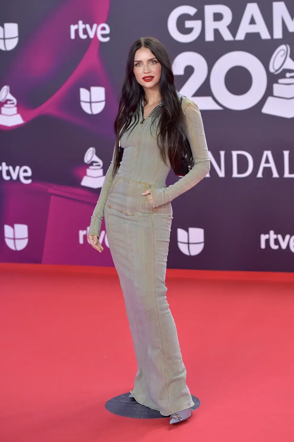 Zaira Nara en la alfombra roja de los Latin Grammy 2023.