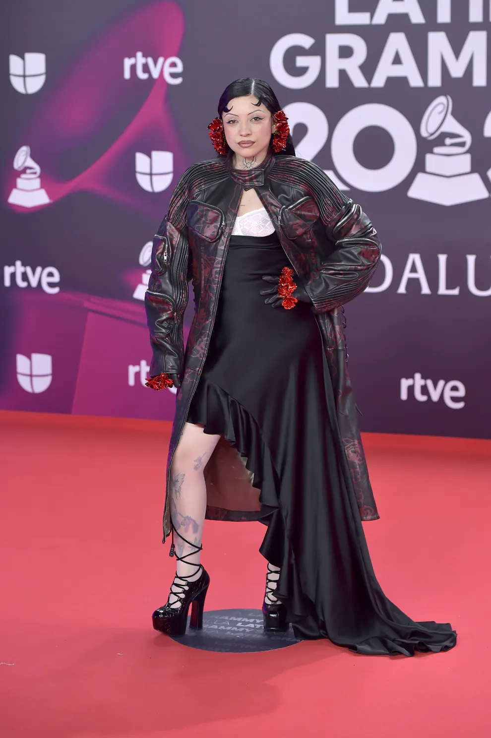Mon Laferte en la alfombra roja de los Latin Grammy 2023.