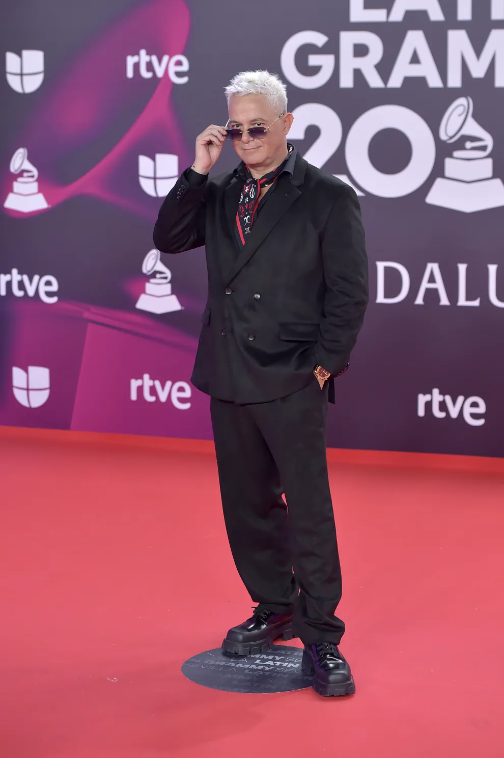 Un platinado Alejandro Sanz en la alfombra roja de los Latin Grammy 2023.