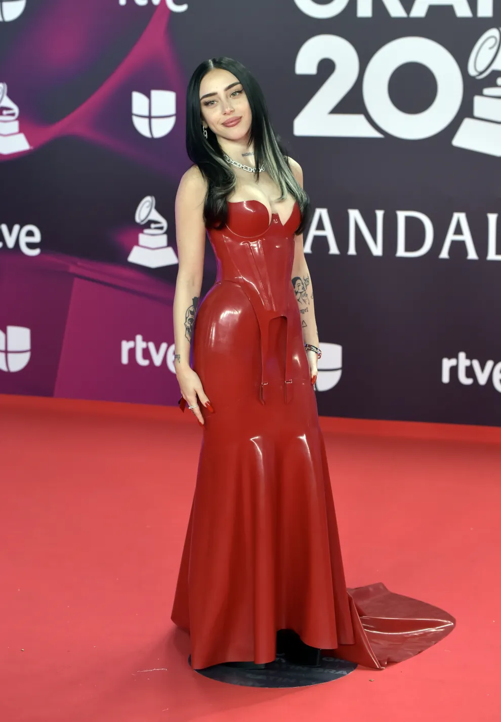 Nicki Nicole y un vestido rojo fuego en los Latin Grammy 2023.