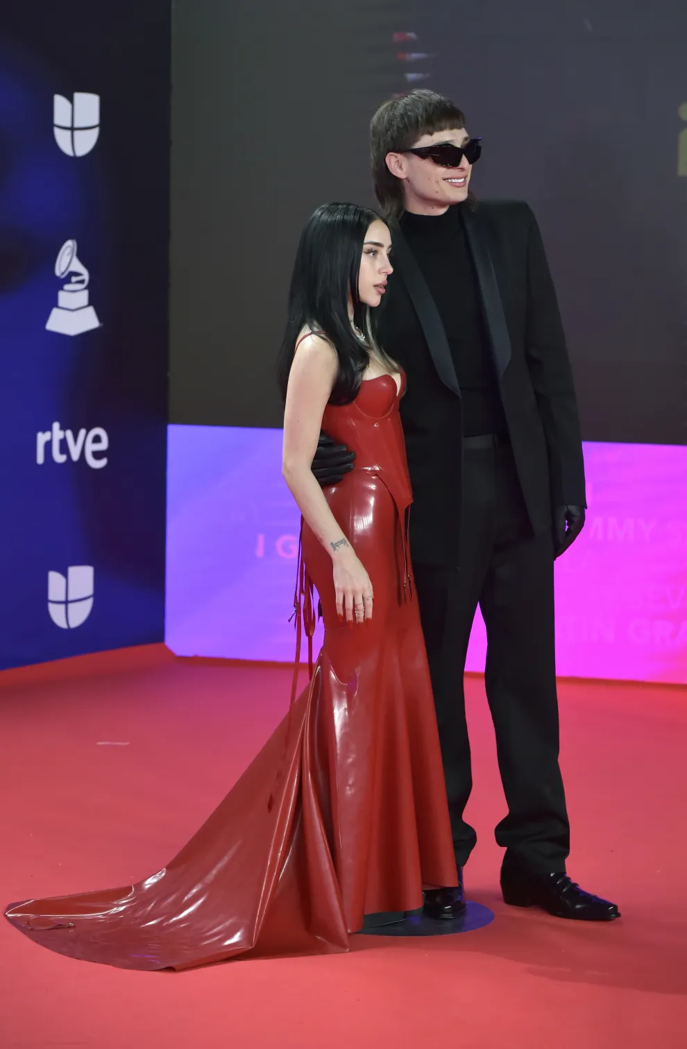 Nicki Nicole junto a Peso Pluma en la alfombra roja de los Latin Grammy 2023.