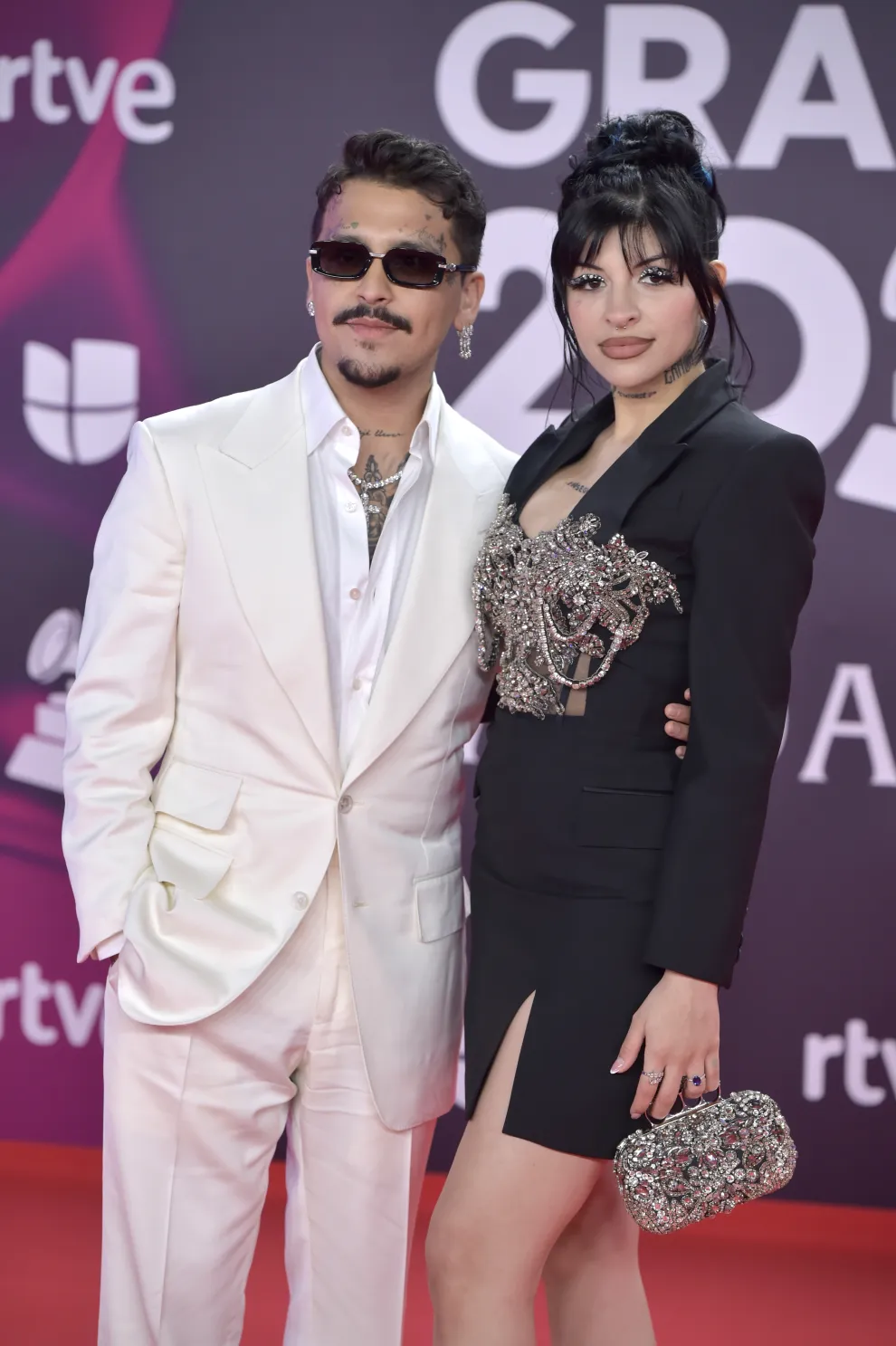 Christian Nodal y Cazzu en la alfombra roja de los Latin Grammy 2023.