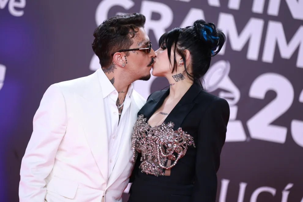 Cazzu y Christian Nodal a los besos en la alfombra roja de los Latin Grammy 2023.