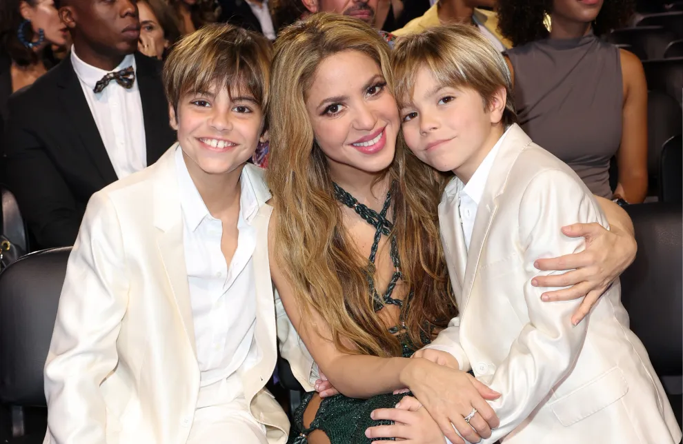 Shakira junto a sus hijos, Milán y Sasha, en los Latin Grammy 2023.