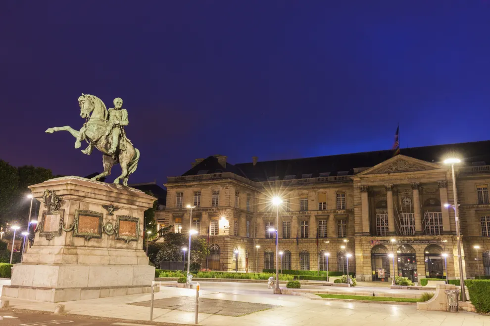 Estatua de Napoleón frente al Ayuntamiento de Rouen, Normandía, Francia.