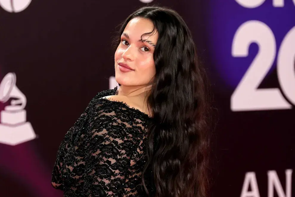  Rosalía impactó en los Latin Grammy 2023 con unas cejas “lion mane” efecto cortado