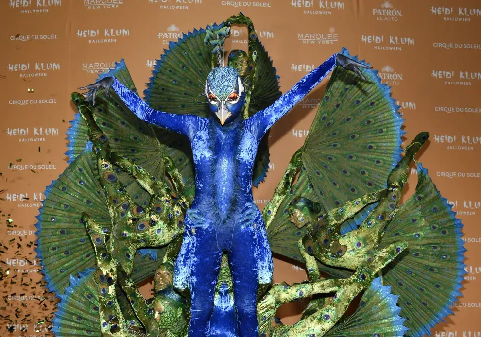 Heidi Klum , reina de Halloween con un increíble disfraz de pavo real