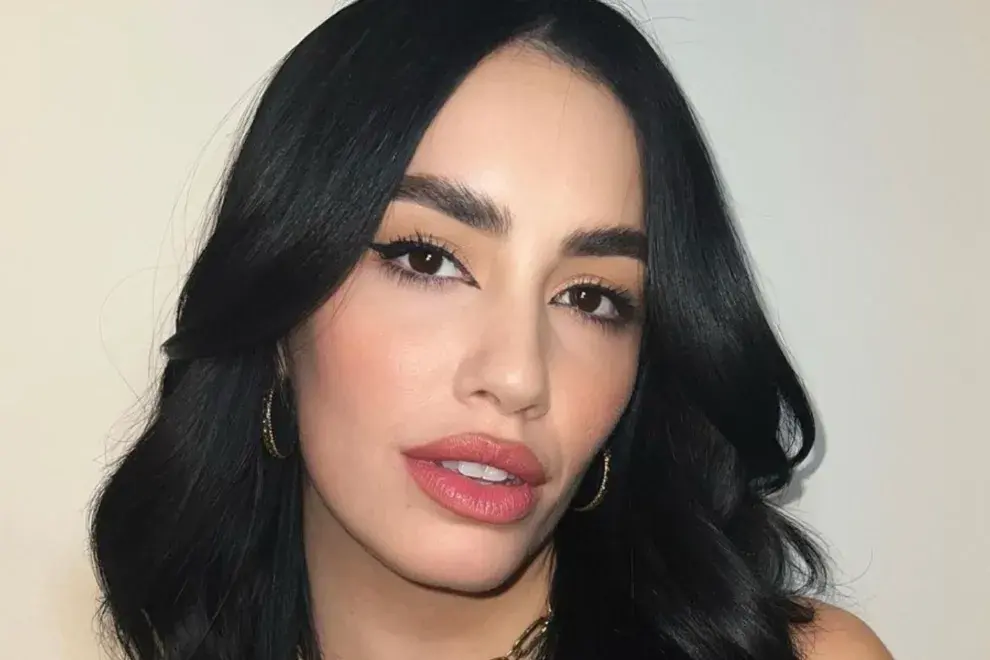 Lali Espósito posó en microbikini con el color que será tendencia este verano