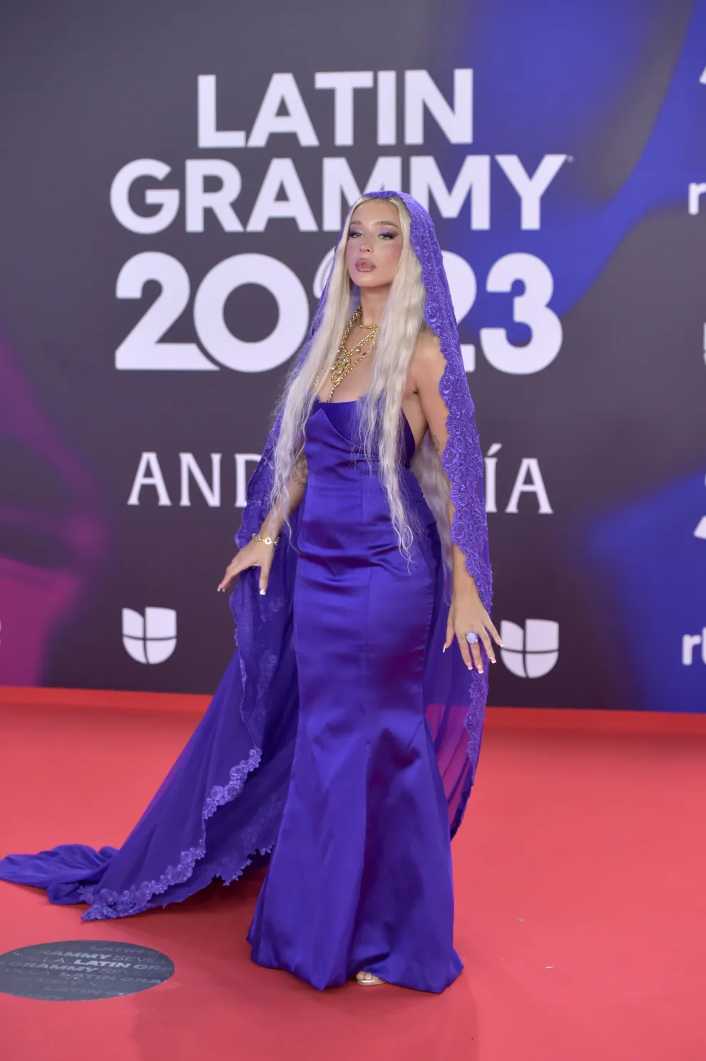 Lola Índigo en la alfombra roja de los Latin Grammy 2023.