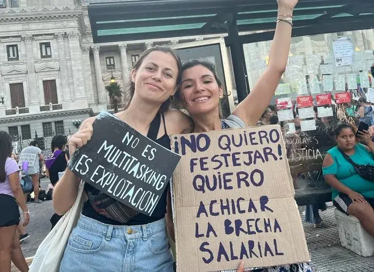 El reclamo para achicar la brecha salarial siempre se hace notar en las marchas feministas.