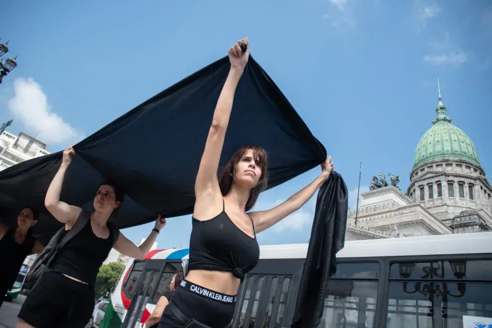 Reclamos por los femicidios en Argentina a través de una intervención frente al Congreso de la Nación el Día Internacional de la Mujer el año pasado.