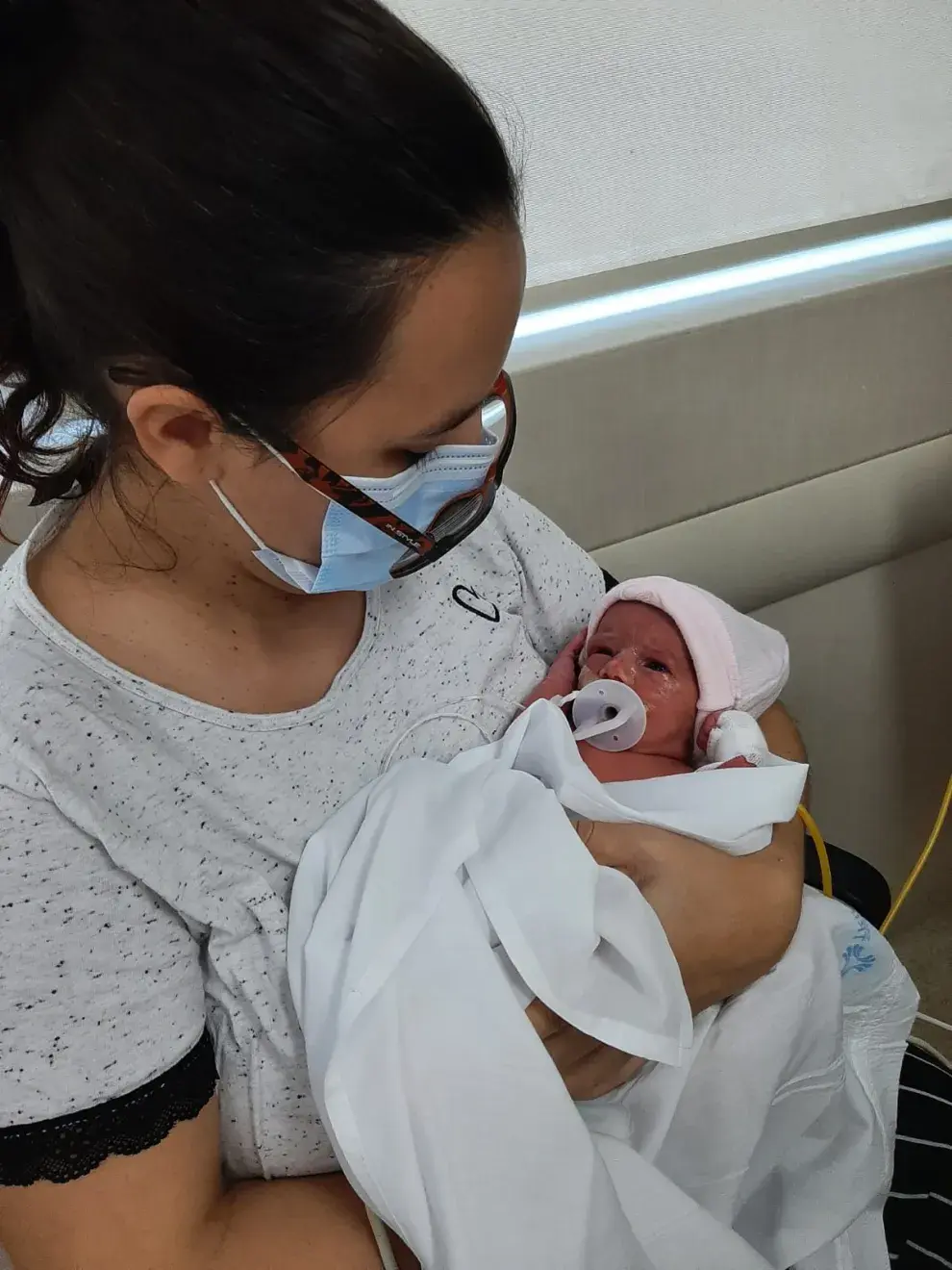 Emilia estuvo 21 días internada, recibió oxígeno con una máscara y fue alimentada con suero por una sonda.