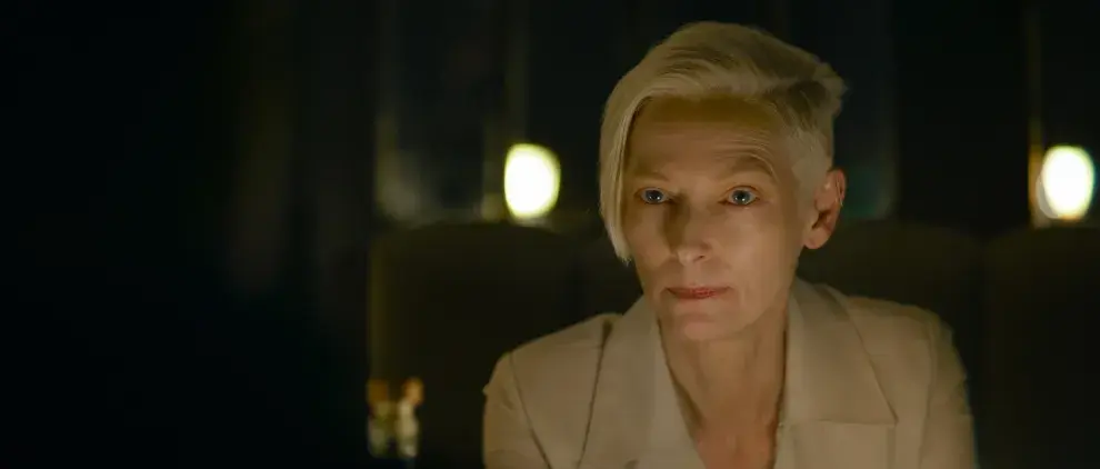 Tilda Swinton interpreta a un personaje muy particular, conocido como "la experta".
