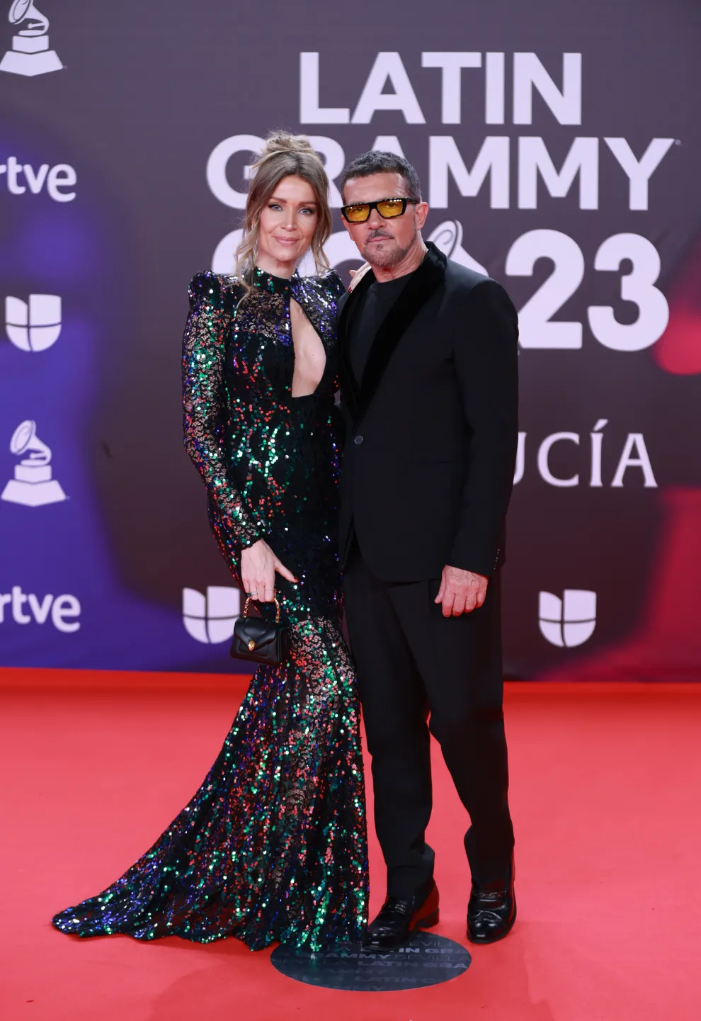 Nicole Kimpel y Antonio Banderas en la alfombra roja de los Latin Grammy 2023.