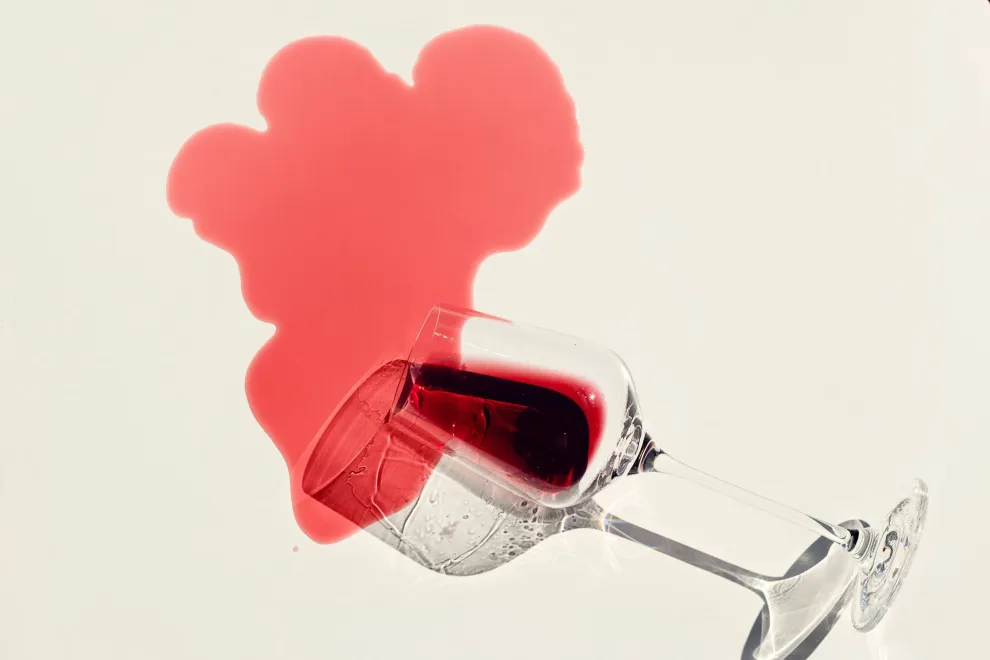 Día del Vino: este es el truco secreto para quitar las manchas de vino tinto en minutos.