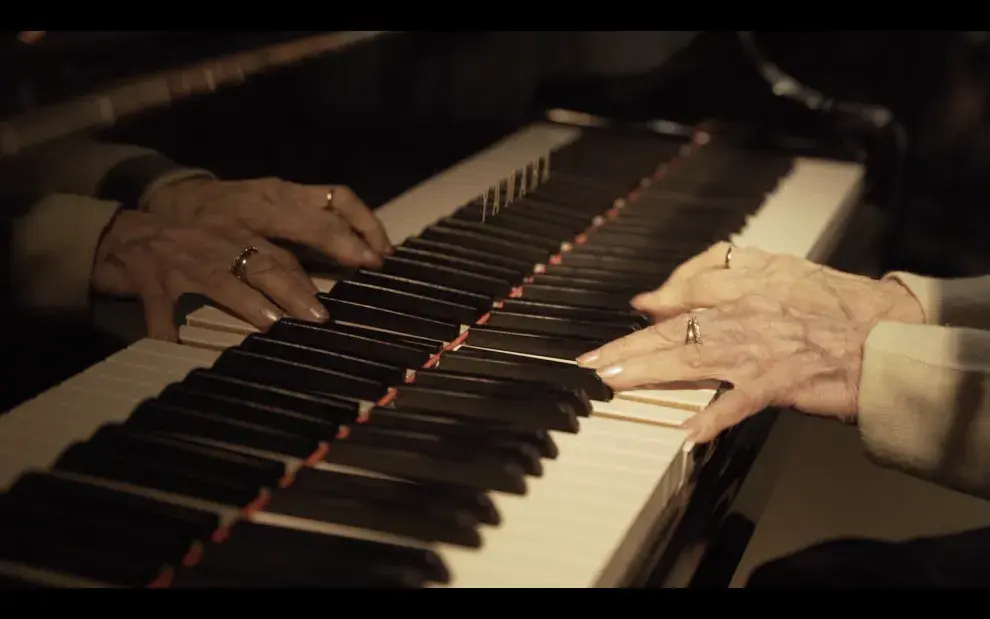 A sus 92 años, la pianista Regina Glazer debuta con su primer trabajo de estudio, "Luz de amor". 