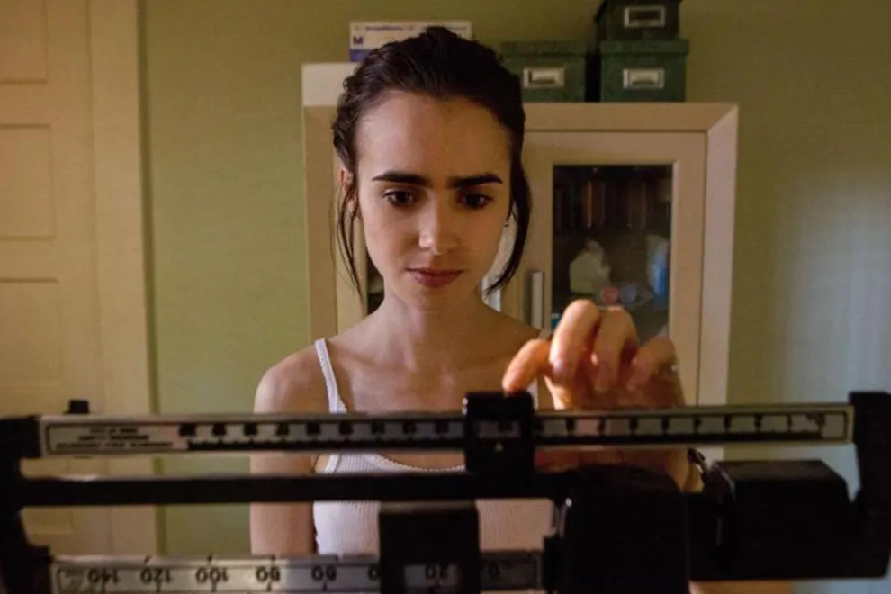 Una imagen de "Hasta los huesos", una película de 2017 en la que Lily Collins interpreta a una adolescente que atraviesa un TCA.