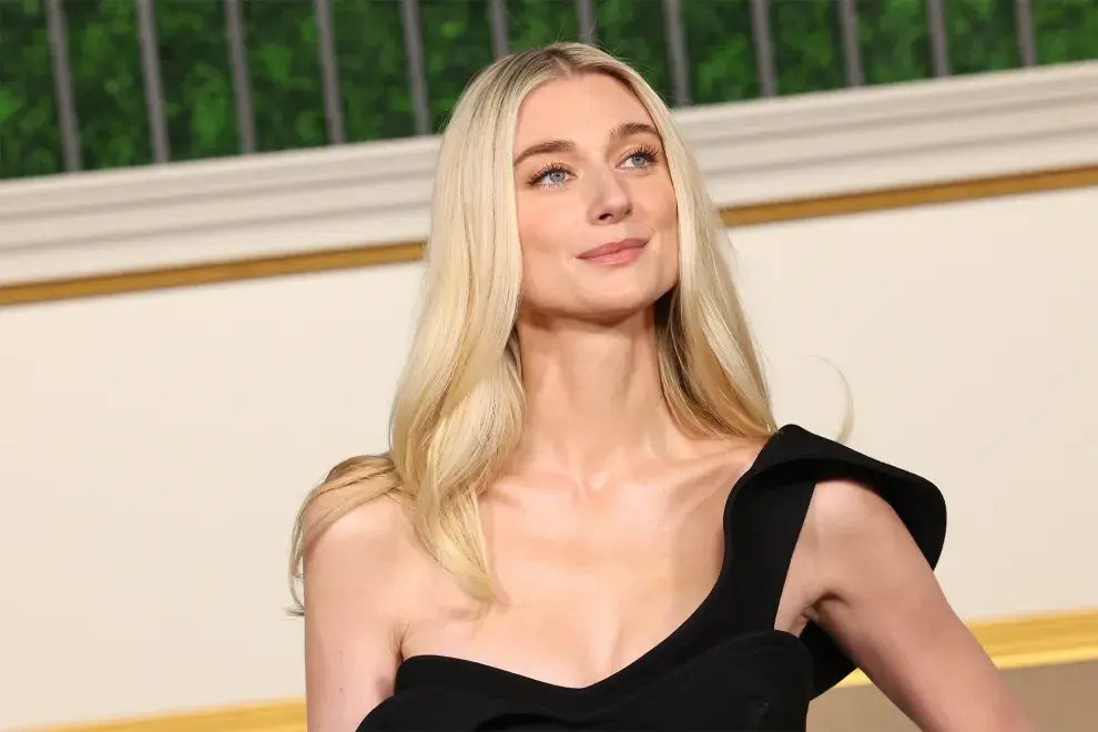 El look de Elizabeth Debicki en la premiere de la temporada final de The Crown.