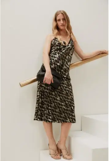 Vestido midi estampado. Vitamina $115.500