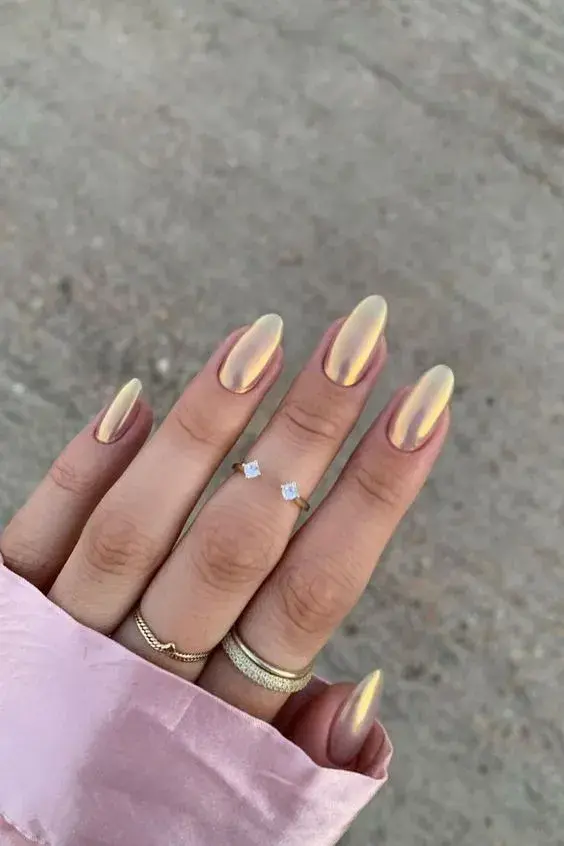 El dorado es uno de los tres tonos de manicura que atrae la abundancia y la fortuna. 