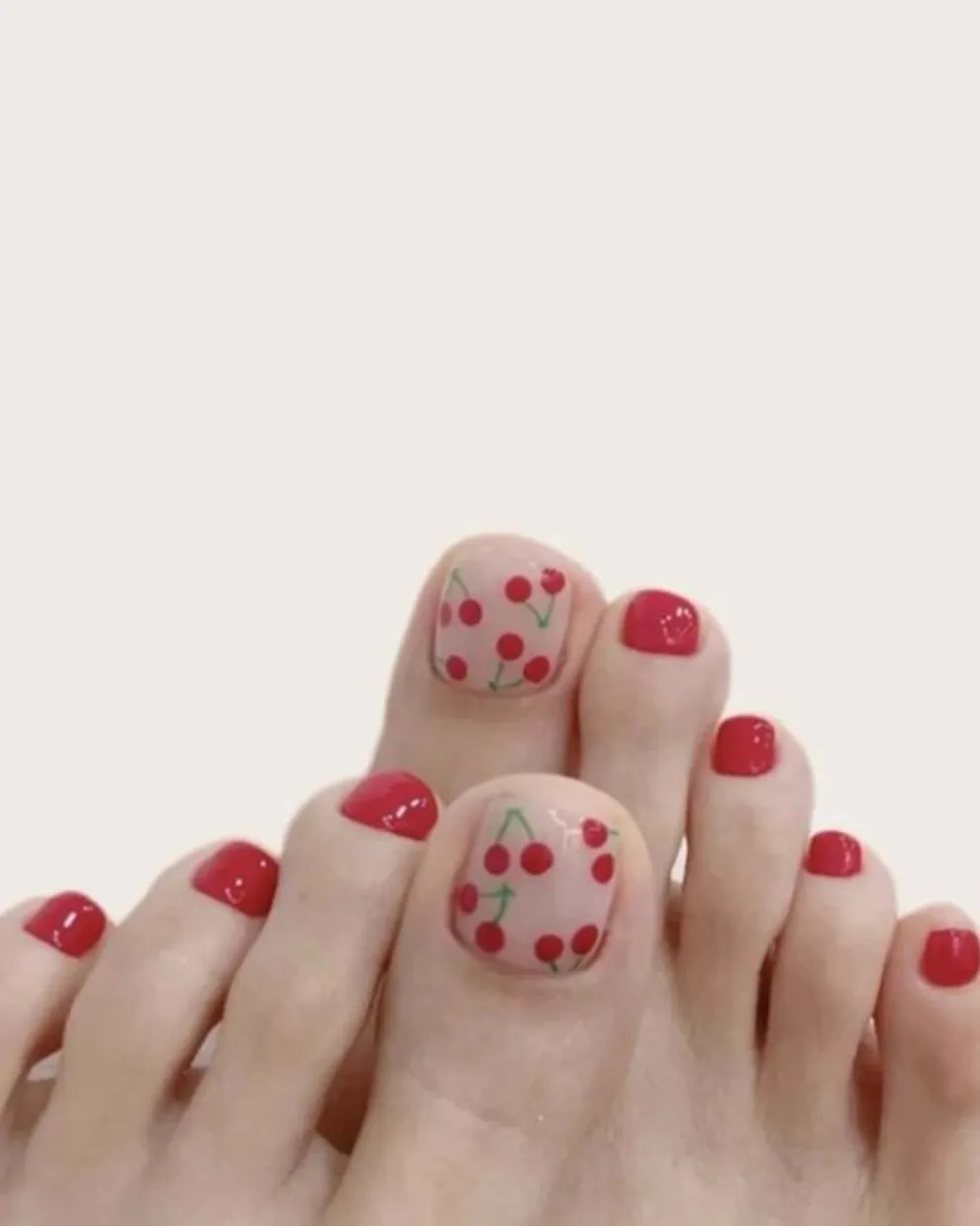 Llevar la tendencia de las cherry nails a los pies, ¡es una re opción!