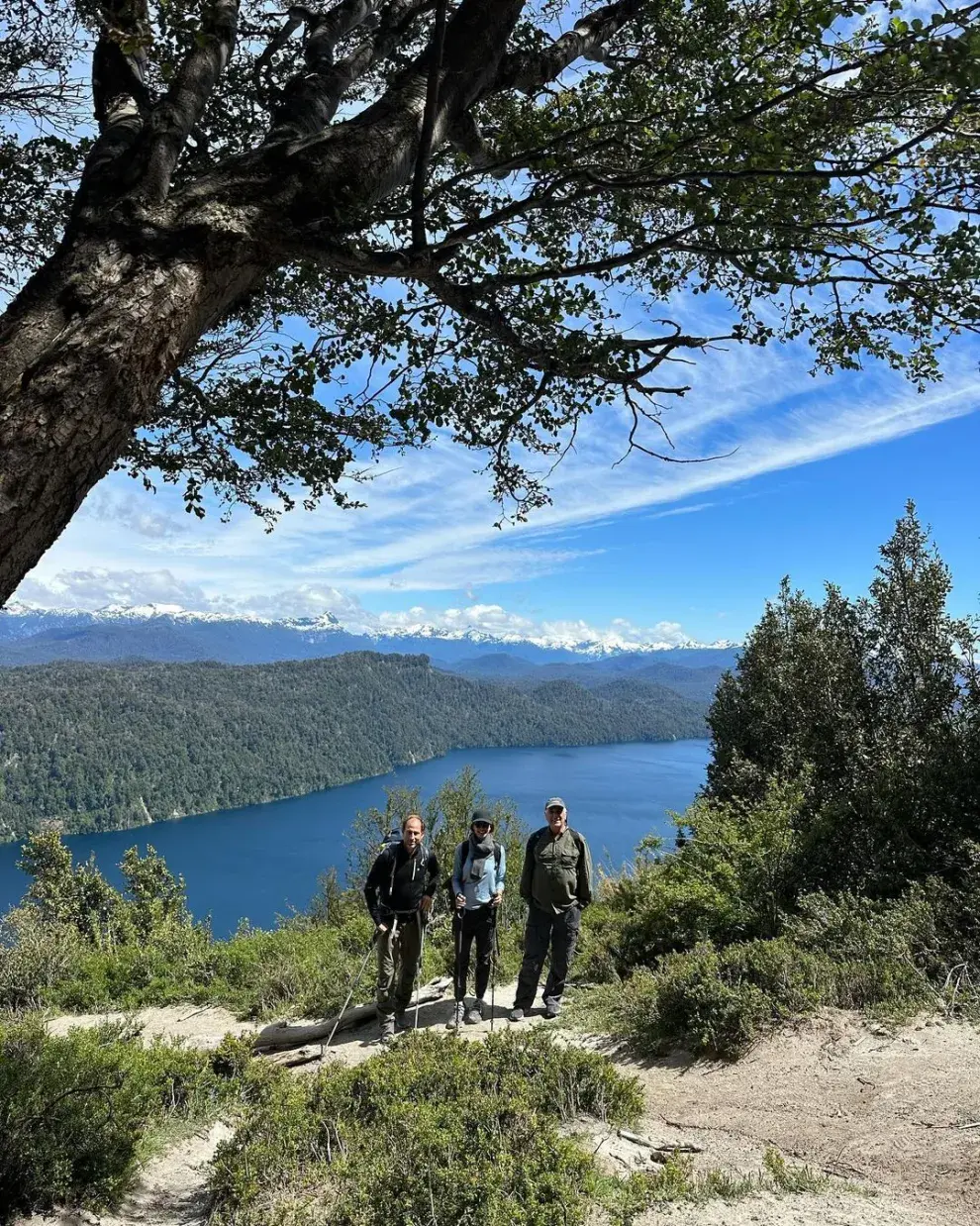 Juliana Awada practicando trekking en el sur argentino.