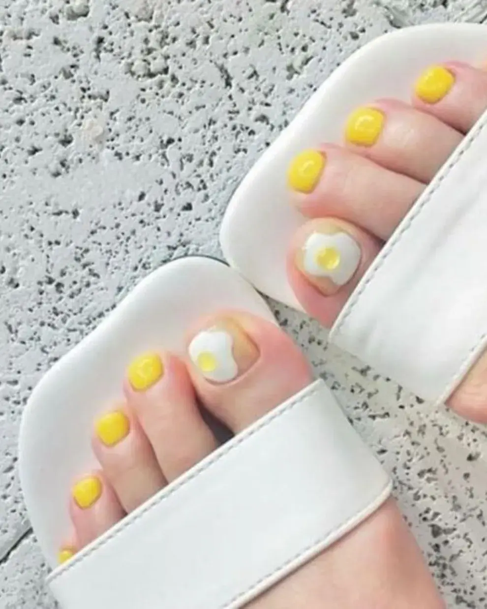 Para quienes les gusta la onda medio kirch, las uñas en amarillo y con un huevo frito... nos parecieron muy graciosas.