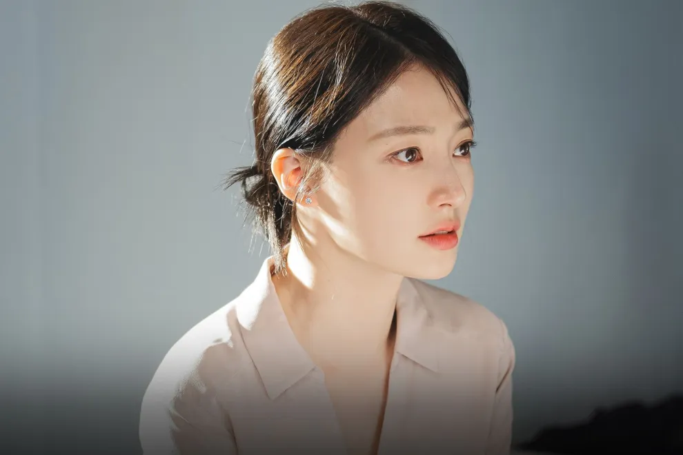 Song Ha Yoon como Jung Soo Min, la mejor amiga de la protagonista.