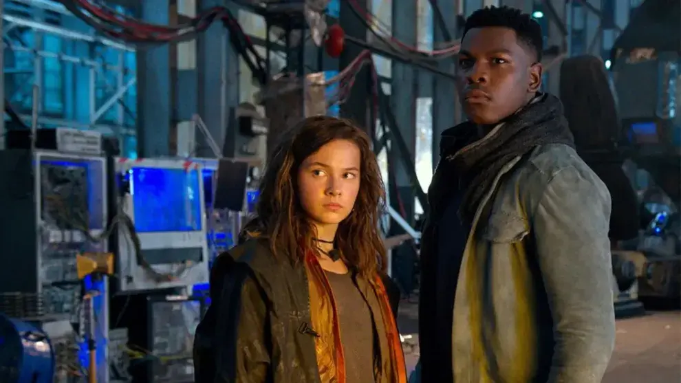 La jovencísima Cailee Spaeny junto a John Boyega en Pacific Rim: Uprising