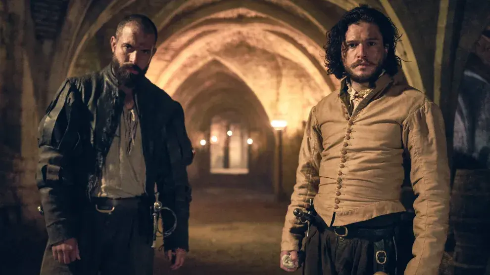 Tom Cullen y Kit Harington en la miniserie inglesa de época Gunpowder.