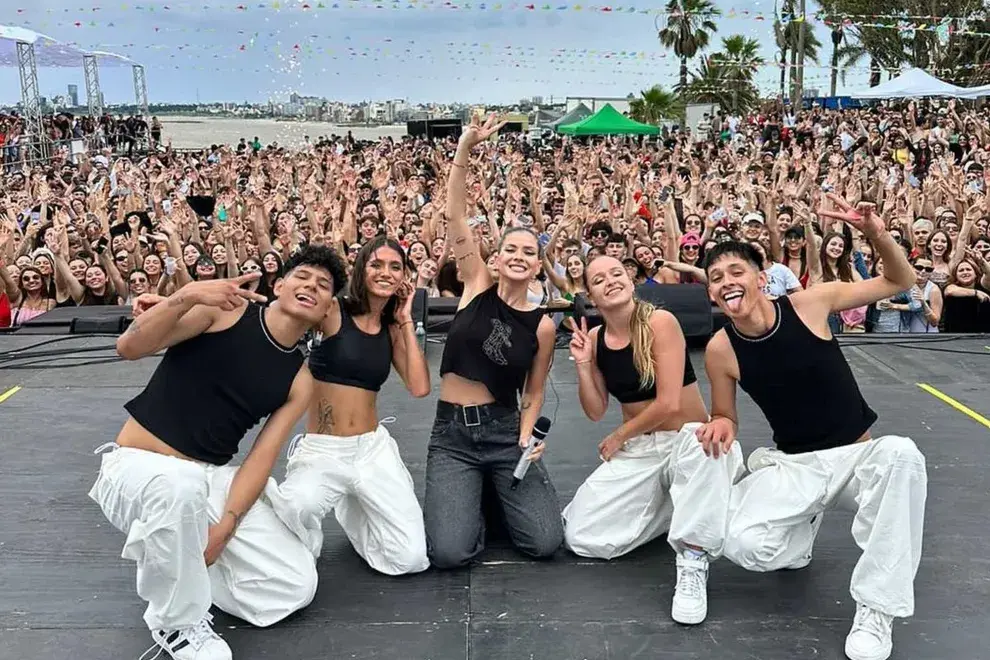 La China Suárez apostó por unos jeans estilo barroco para su primer show en Uruguay