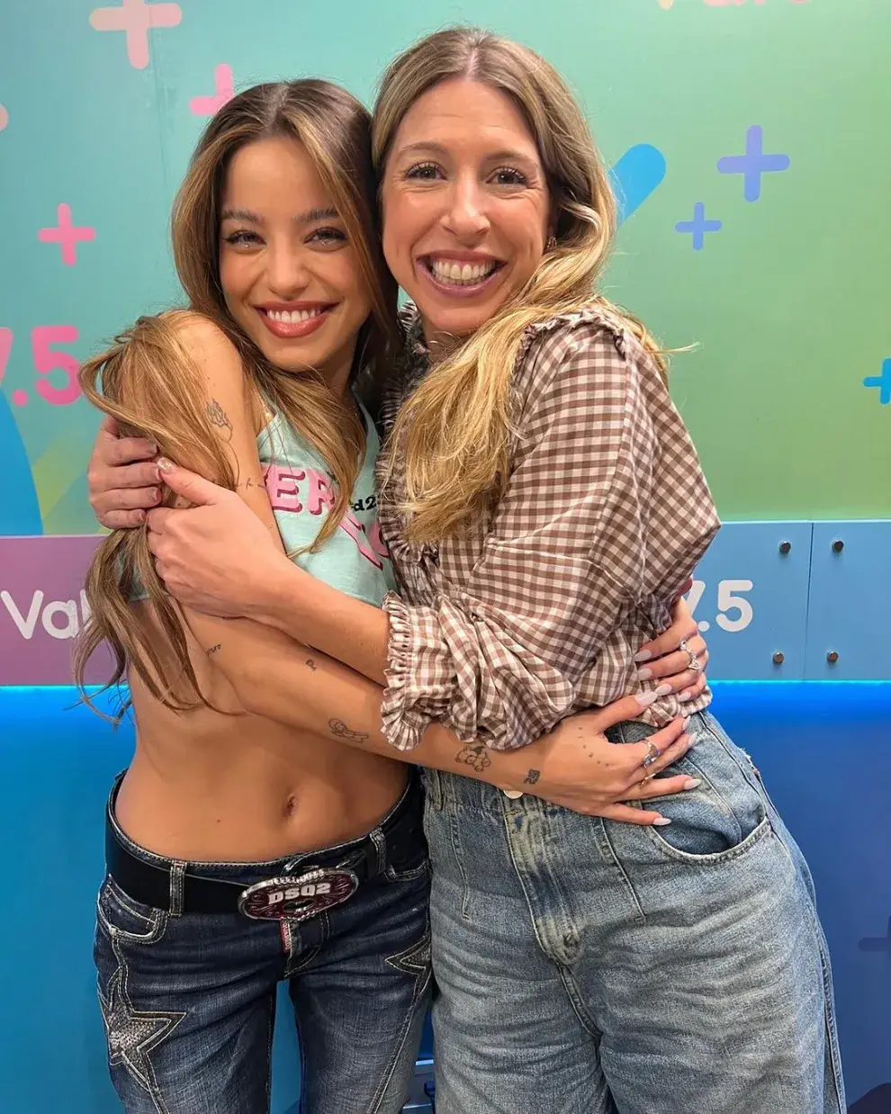 Emilia y Flor Bertotti cantaron juntas una canción de Floricienta.