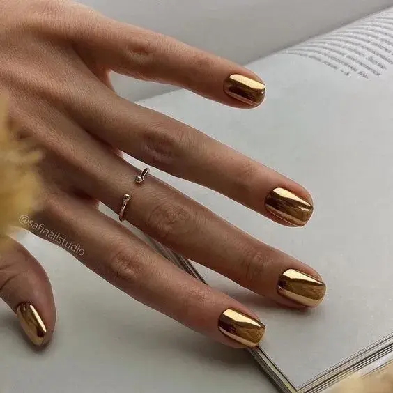 El dorado es uno de los tres tonos de manicura que atrae la abundancia y la fortuna. 