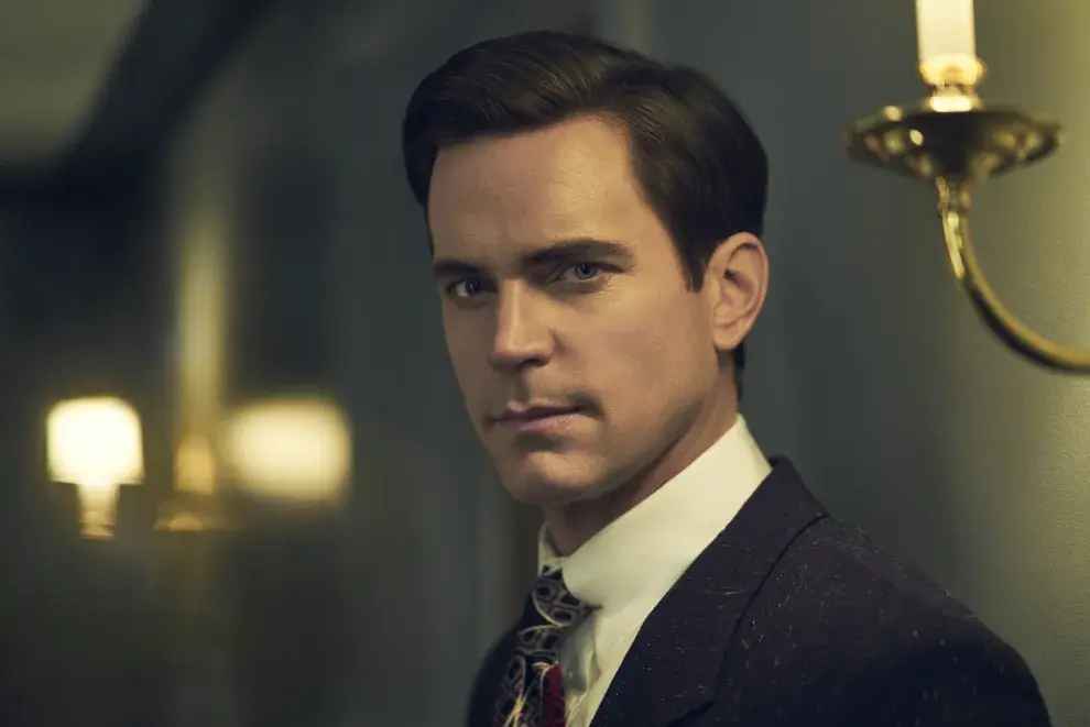 Matt Bomer es Hawkins Fuller en Fellow Travellers.