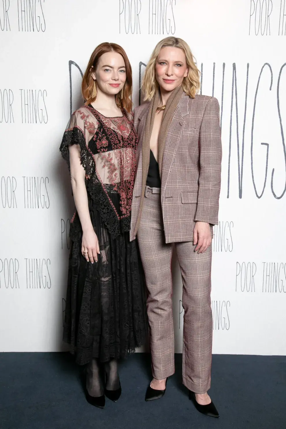 Emma Stone y Cate Blanchett en Londres, presentando Pobres Criaturas.