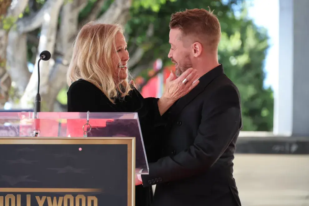 El abrazo entre Macaulay Culkin y Catherine O'Hara en la ceremonia del Paseo de la Fama.