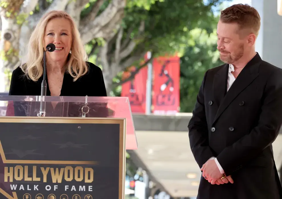 Macaulay Culkin y Catherine O'Hara en la ceremonia del Paseo de la Fama.