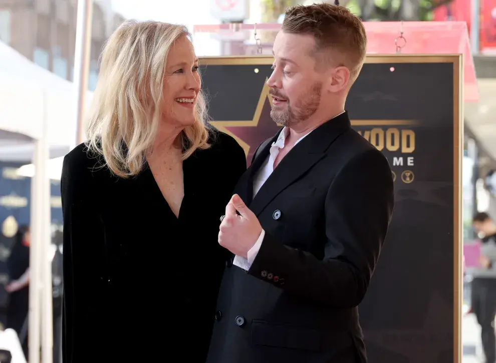 Macaulay Culkin y Catherine O'Hara en la ceremonia del Paseo de la Fama.