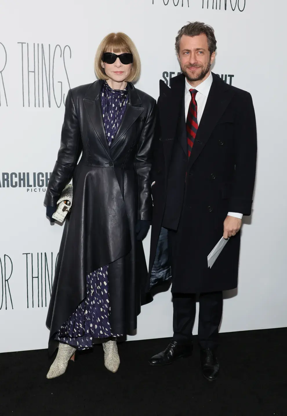 Anna Wintour y Francesco Carrozzini en la premiere de Pobres Criaturas.